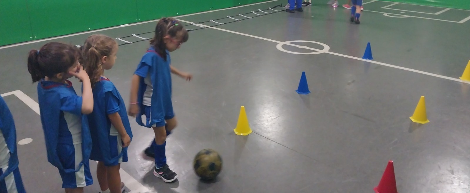 Aulas de futebol na escola infantil Clube do Mickey em Perdizes
